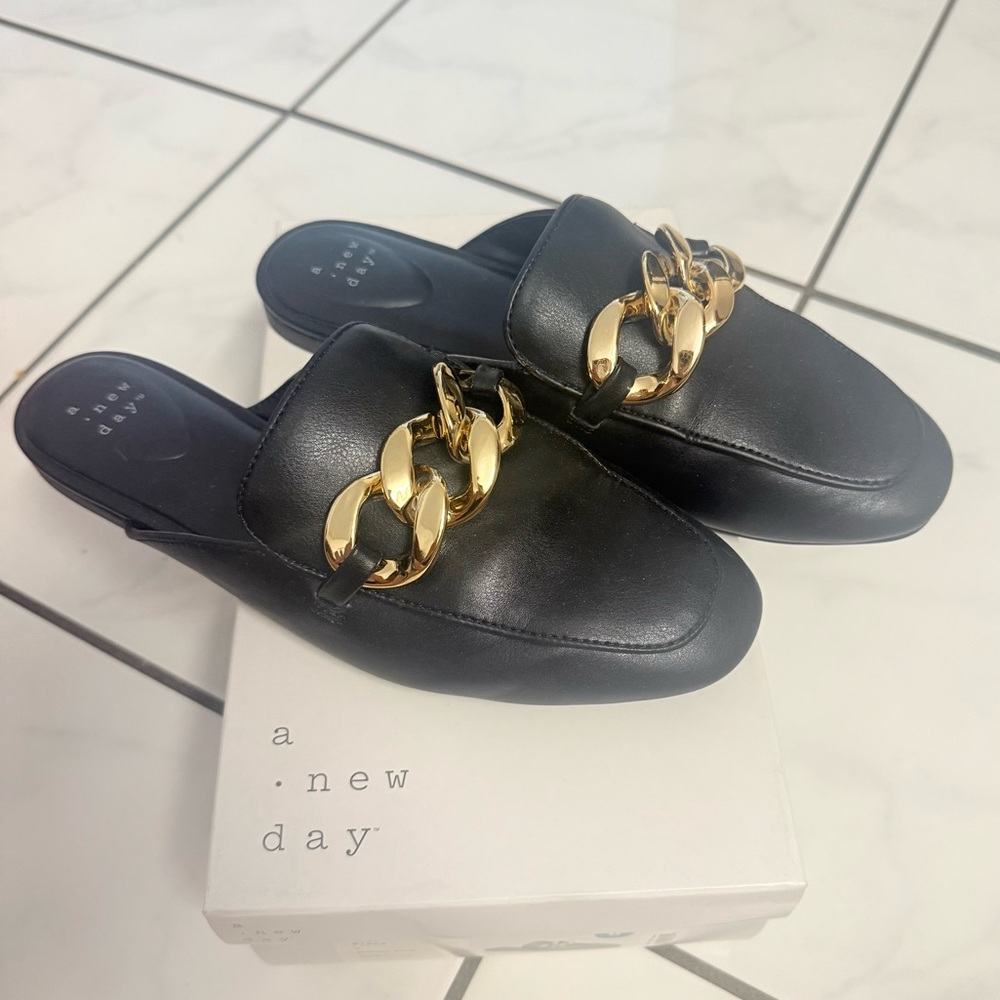 EXCELLENT USE WOMEN'S BLACK FAUX LEATHER GOLD CHAIN LOAFER MULES SIZE 8